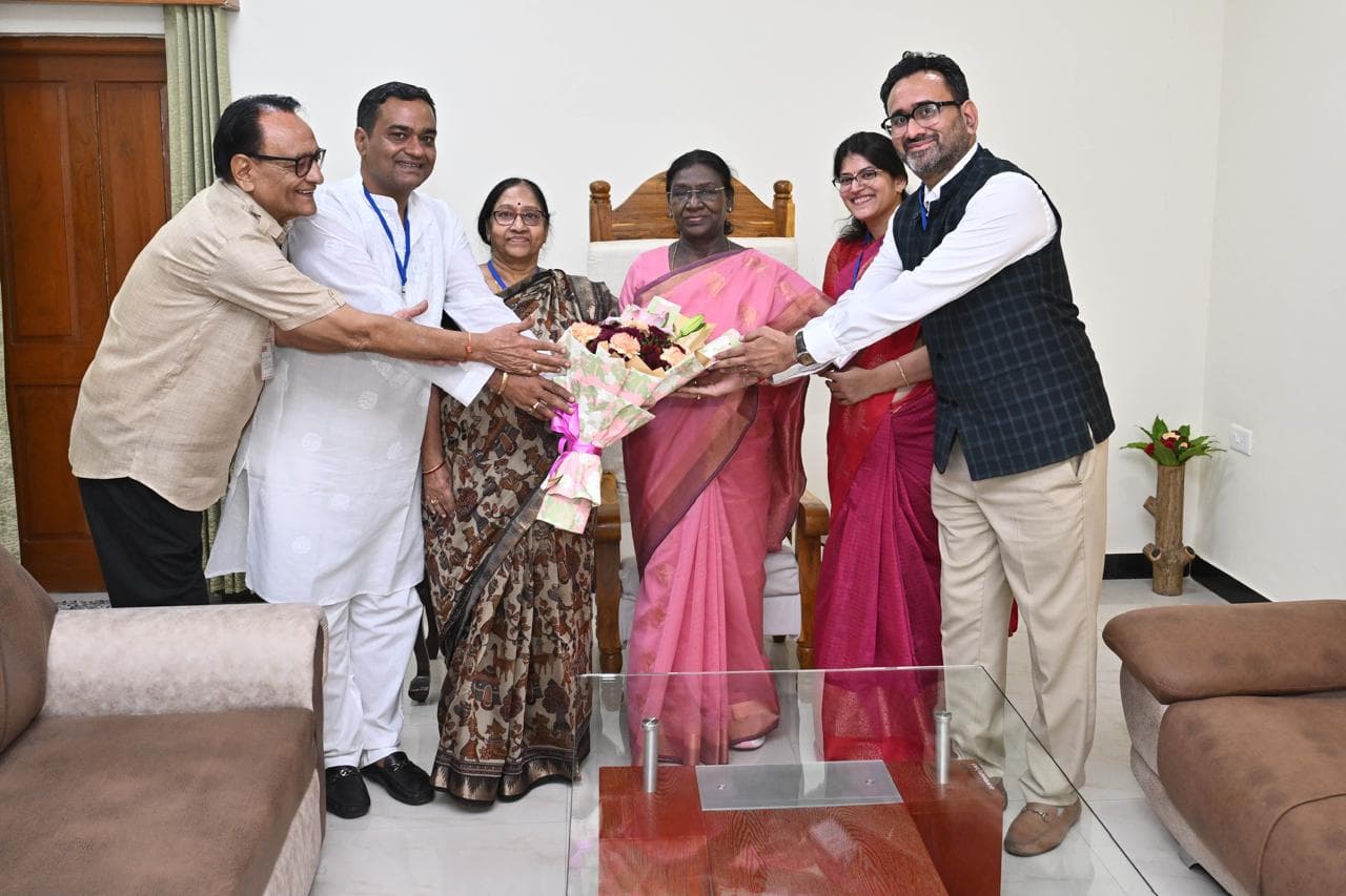 The Usha Ki Asha team presenting a bouquet to the President of India, Smt. Droupadi Murmu
